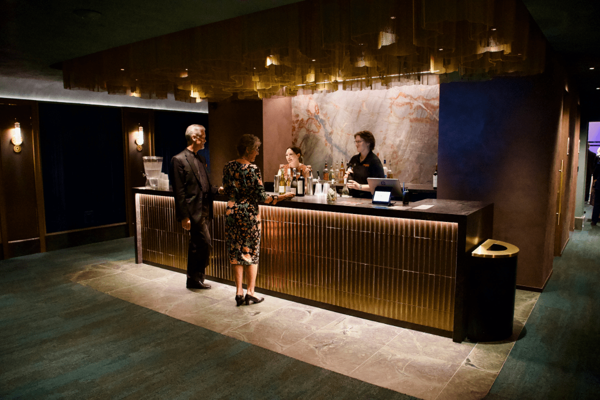 Everly%20Lounge%20Bar_People.png